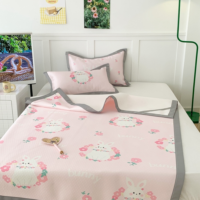 91家纺网 家纺一手货源 找家纺 昔可 2023新款凉感海洋丝针织软席三件套 粉色花环兔