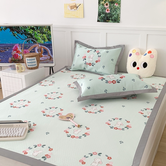 91家纺网 家纺一手货源 找家纺 昔可 2023新款凉感海洋丝针织软席三件套 绿色花环兔