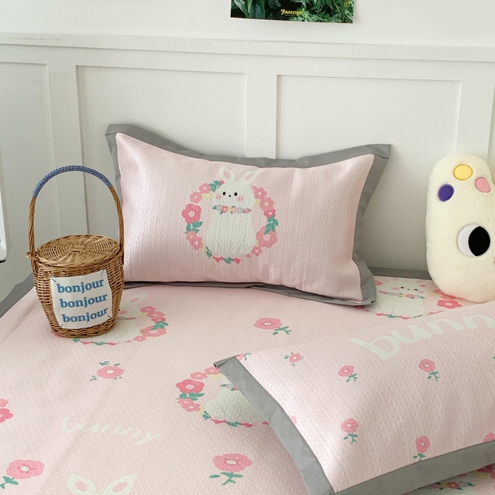 91家纺网 家纺一手货源 找家纺 昔可 2023新款凉感海洋丝针织软席三件套 粉色花环兔