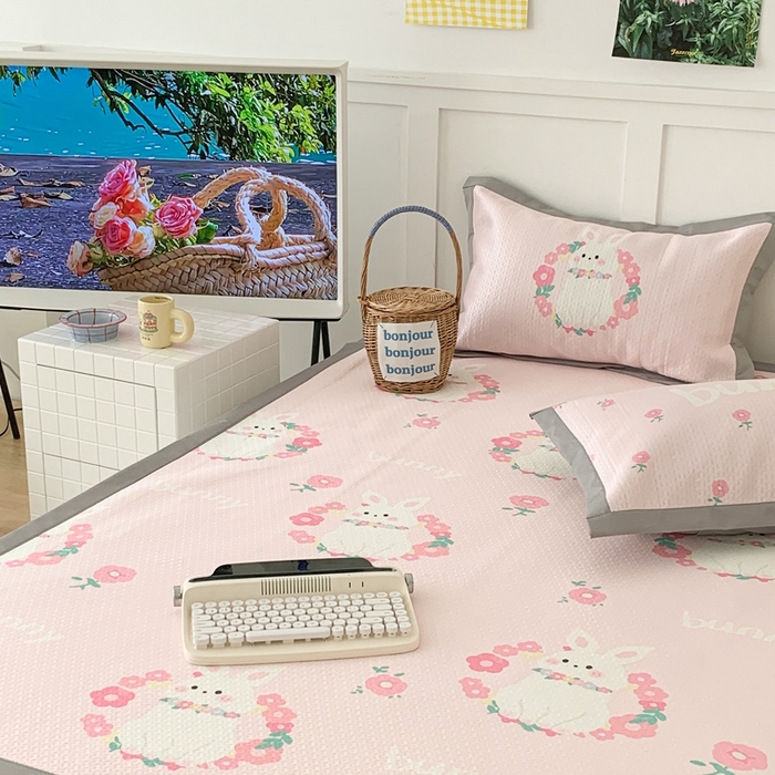 91家纺网 家纺一手货源 找家纺 昔可 2023新款凉感海洋丝针织软席三件套 粉色花环兔