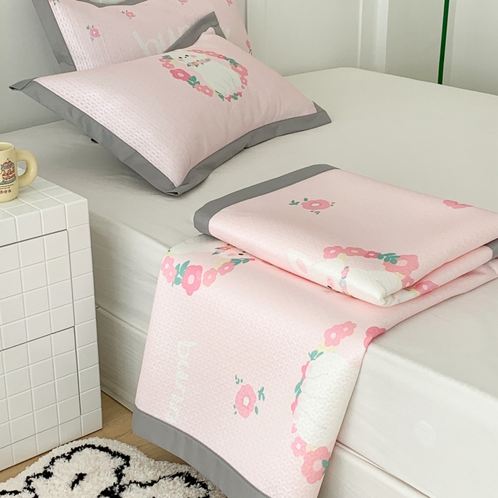 91家纺网 家纺一手货源 找家纺 昔可 2023新款凉感海洋丝针织软席三件套 粉色花环兔