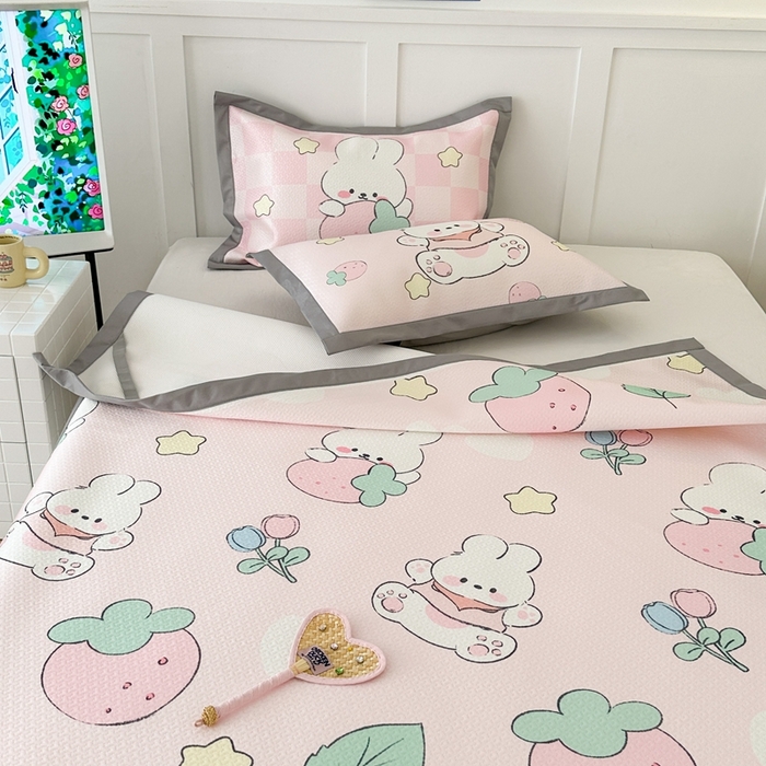 91家纺网 家纺一手货源 找家纺 昔可 2023新款凉感海洋丝针织软席三件套 草莓萌兔