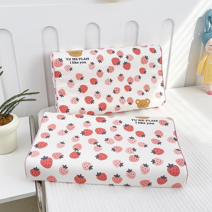 91家纺网 家纺一手货源 找家纺 良佐生活  2023新款A类60支全棉贡缎乳胶枕枕套 草莓满满