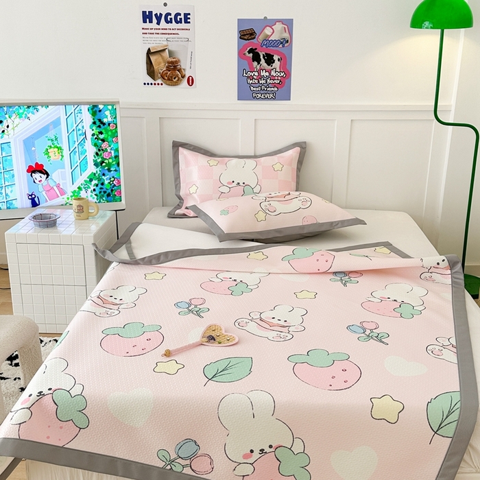 91家纺网 家纺一手货源 找家纺 昔可 2023新款凉感海洋丝针织软席三件套 草莓萌兔