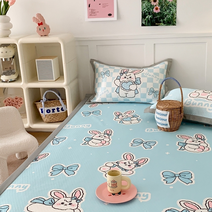 91家纺网 家纺一手货源 找家纺 昔可 2023新款凉感海洋丝针织软席三件套 蓝色蝴蝶结兔