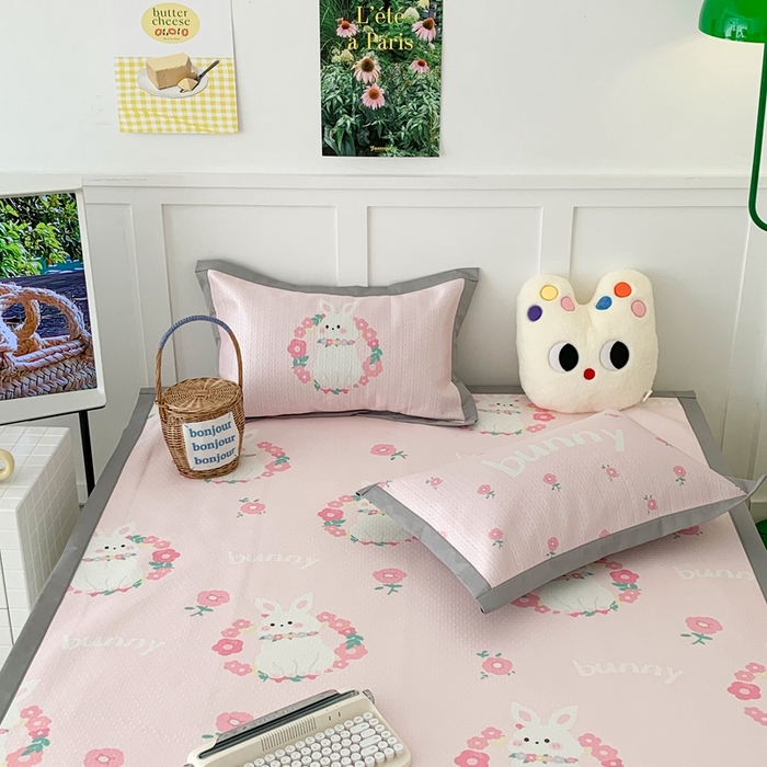 91家纺网 家纺一手货源 找家纺 昔可 2023新款凉感海洋丝针织软席三件套 粉色花环兔