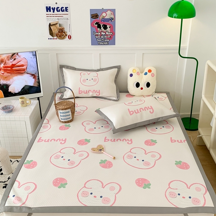 91家纺网 家纺一手货源 找家纺 昔可 2023新款凉感海洋丝针织软席三件套 草莓啵啵兔