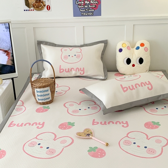 91家纺网 家纺一手货源 找家纺 昔可 2023新款凉感海洋丝针织软席三件套 草莓啵啵兔