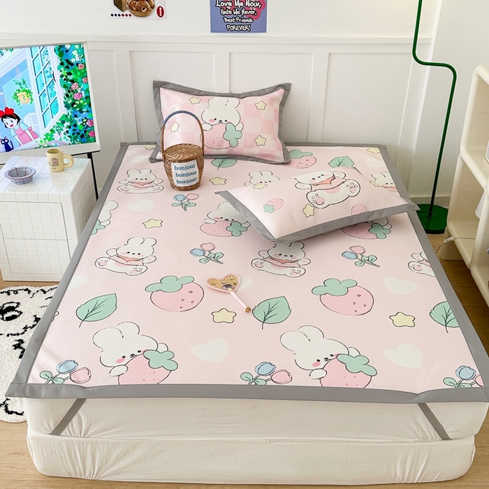 91家纺网 家纺一手货源 找家纺 昔可 2023新款凉感海洋丝针织软席三件套 草莓萌兔