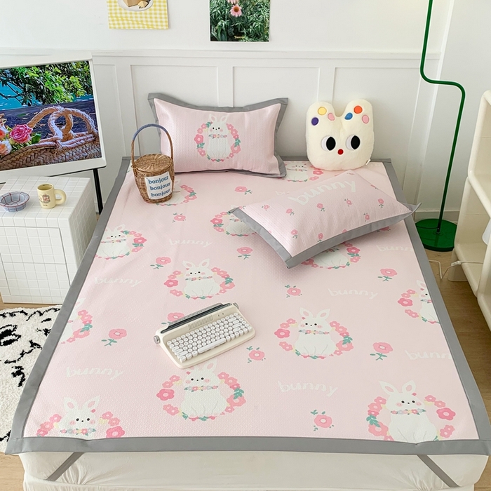 91家纺网 家纺一手货源 找家纺 昔可 2023新款凉感海洋丝针织软席三件套 粉色花环兔