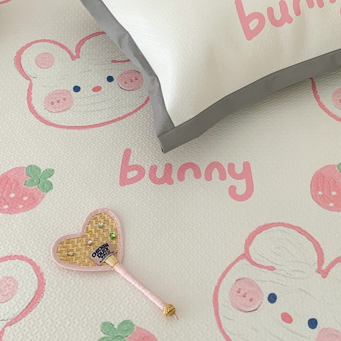 91家纺网 家纺一手货源 找家纺 昔可 2023新款凉感海洋丝针织软席三件套 草莓啵啵兔