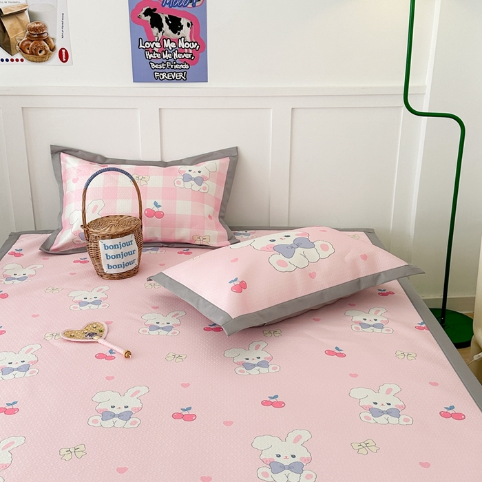 91家纺网 家纺一手货源 找家纺 昔可 2023新款凉感海洋丝针织软席三件套 樱桃蝴蝶结兔