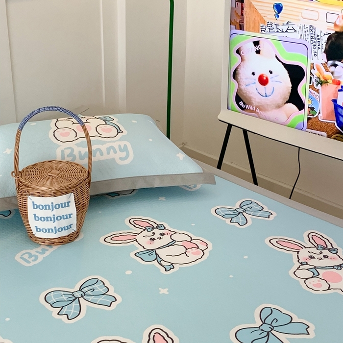 91家纺网 家纺一手货源 找家纺 昔可 2023新款凉感海洋丝针织软席三件套 蓝色蝴蝶结兔