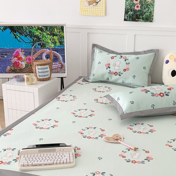 91家纺网 家纺一手货源 找家纺 昔可 2023新款凉感海洋丝针织软席三件套 绿色花环兔