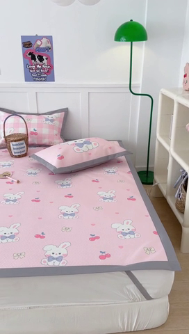 91家纺网 家纺一手货源 找家纺 昔可 2023新款凉感海洋丝针织软席三件套 樱桃蝴蝶结兔