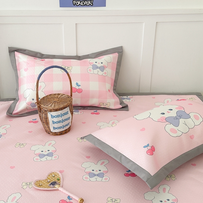 91家纺网 家纺一手货源 找家纺 昔可 2023新款凉感海洋丝针织软席三件套 樱桃蝴蝶结兔