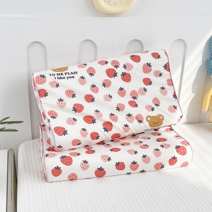 91家纺网 家纺一手货源 找家纺 良佐生活  2023新款A类60支全棉贡缎乳胶枕枕套 草莓满满