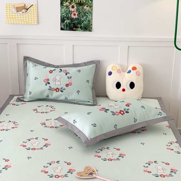 91家纺网 家纺一手货源 找家纺 昔可 2023新款凉感海洋丝针织软席三件套 绿色花环兔