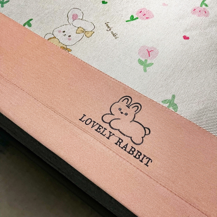 91家纺网 家纺一手货源 找家纺 慕尚家纺 2025新款简约数码印花冰藤席平铺+床笠款 花小兔-平铺