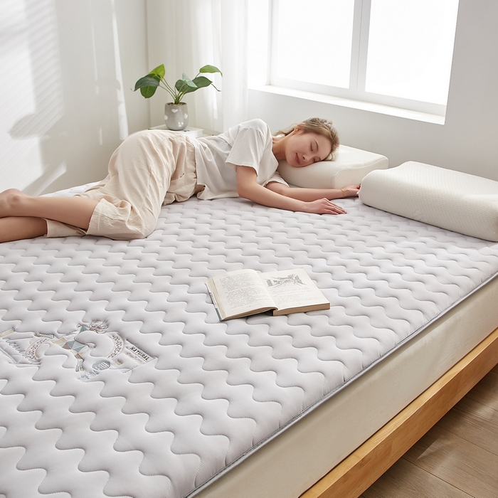 91家纺网 家纺一手货源 找家纺 祁恋婷家居 2023新款刺绣专版A类牛奶丝大豆纤维床垫【床垫遮盖物】 刺绣款一鹿有你-灰