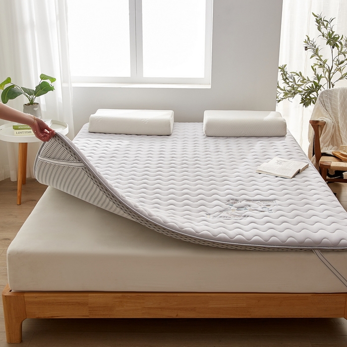 91家纺网 家纺一手货源 找家纺 （总）祁恋婷家居 2023新款刺绣专版A类牛奶丝大豆纤维床垫【床垫遮盖物】