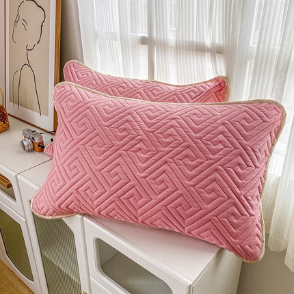 91家纺网 家纺一手货源 找家纺 花言狐语2025新款水洗棉防水枕套 富贵格-粉