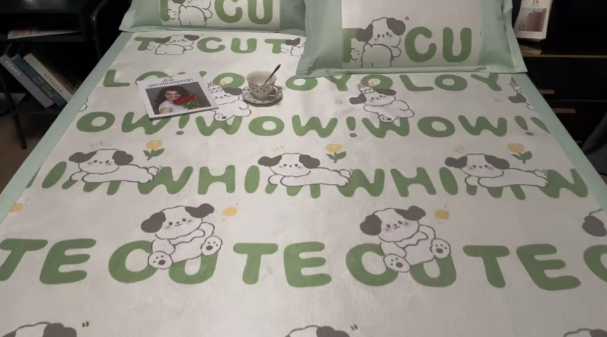 91家纺网 家纺一手货源 找家纺 慕尚家纺 2025新款简约数码印花冰藤席平铺+床笠款 调皮狗-床笠