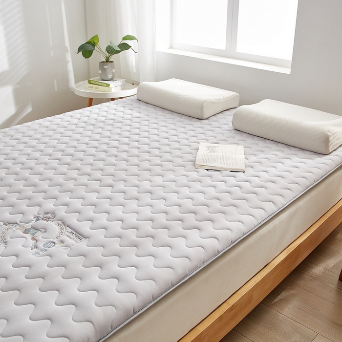 91家纺网 家纺一手货源 找家纺 （总）祁恋婷家居 2023新款刺绣专版A类牛奶丝大豆纤维床垫【床垫遮盖物】