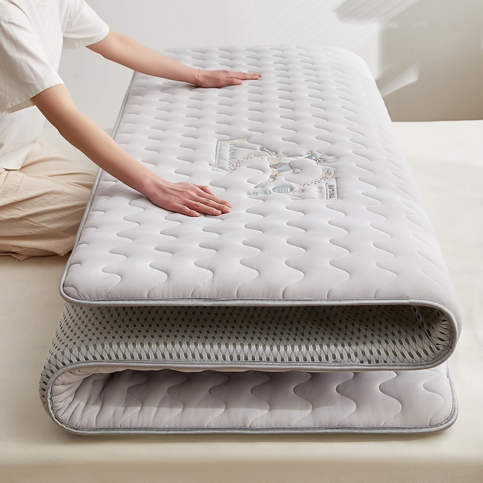 91家纺网 家纺一手货源 找家纺 祁恋婷家居 2023新款刺绣专版A类牛奶丝大豆纤维床垫【床垫遮盖物】 刺绣款一鹿有你-灰