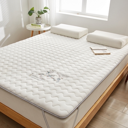 91家纺网 家纺一手货源 找家纺 （总）祁恋婷家居 2023新款刺绣专版A类牛奶丝大豆纤维床垫【床垫遮盖物】