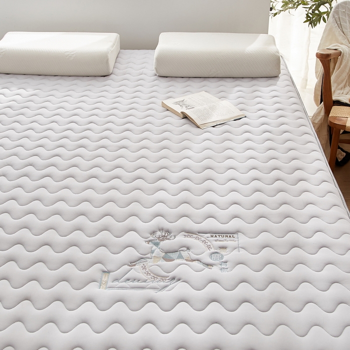 91家纺网 家纺一手货源 找家纺 祁恋婷家居 2023新款刺绣专版A类牛奶丝大豆纤维床垫【床垫遮盖物】 刺绣款一鹿有你-灰