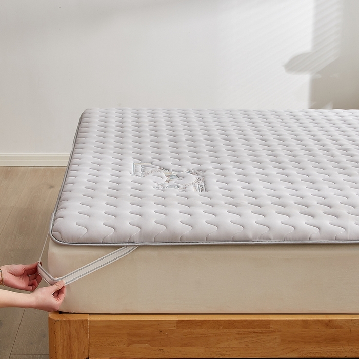 91家纺网 家纺一手货源 找家纺 祁恋婷家居 2023新款刺绣专版A类牛奶丝大豆纤维床垫【床垫遮盖物】 刺绣款一鹿有你-灰