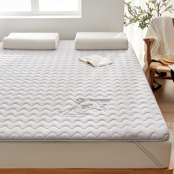 91家纺网 家纺一手货源 找家纺 祁恋婷家居 2023新款刺绣专版A类牛奶丝大豆纤维床垫【床垫遮盖物】 刺绣款一鹿有你-灰