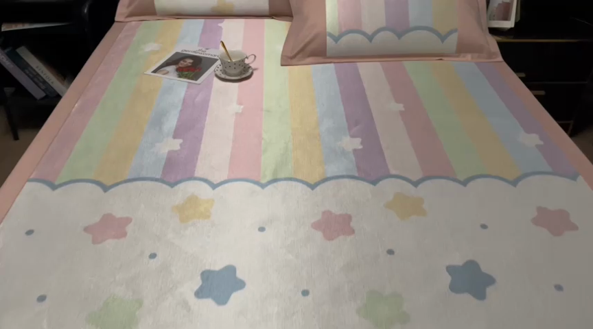 91家纺网 家纺一手货源 找家纺 慕尚家纺 2025新款简约数码印花冰藤席平铺+床笠款 彩虹星星-平铺