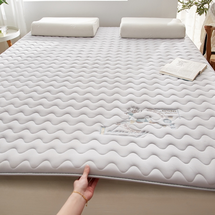 91家纺网 家纺一手货源 找家纺 （总）祁恋婷家居 2023新款刺绣专版A类牛奶丝大豆纤维床垫【床垫遮盖物】