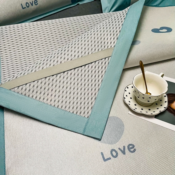 91家纺网 家纺一手货源 找家纺 慕尚家纺 2025新款简约数码印花冰藤席平铺+床笠款 爱心蓝-平铺