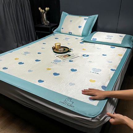 91家纺网 家纺一手货源 找家纺 慕尚家纺 2025新款简约数码印花冰藤席平铺+床笠款 爱心蓝-床笠