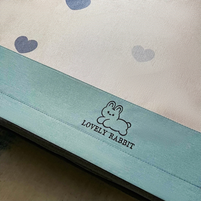 91家纺网 家纺一手货源 找家纺 慕尚家纺 2025新款简约数码印花冰藤席平铺+床笠款 爱心蓝-平铺