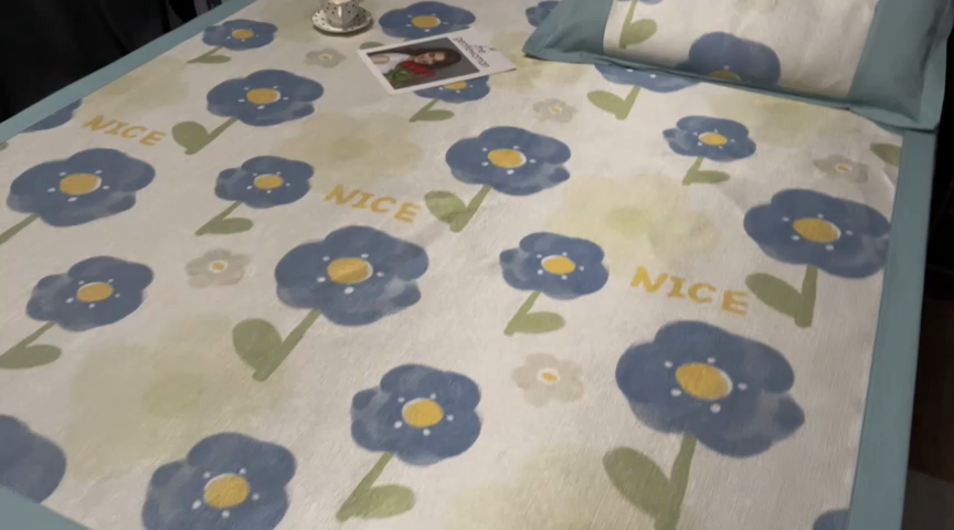 91家纺网 家纺一手货源 找家纺 慕尚家纺 2025新款简约数码印花冰藤席平铺+床笠款 小时光-床笠