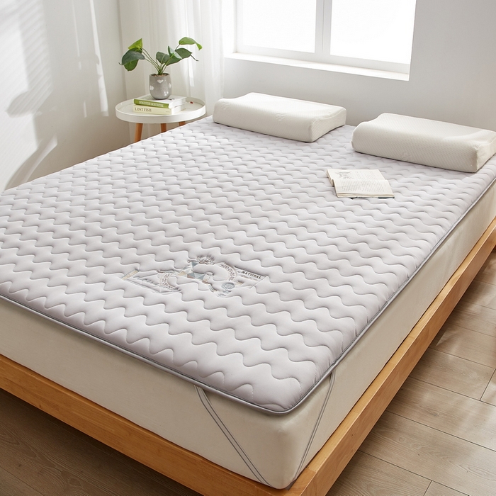 91家纺网 家纺一手货源 找家纺 （总）祁恋婷家居 2023新款刺绣专版A类牛奶丝大豆纤维床垫【床垫遮盖物】