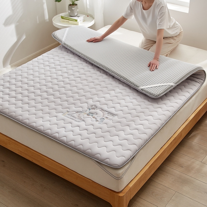 91家纺网 家纺一手货源 找家纺 祁恋婷家居 2023新款刺绣专版A类牛奶丝大豆纤维床垫【床垫遮盖物】 刺绣款一鹿有你-灰