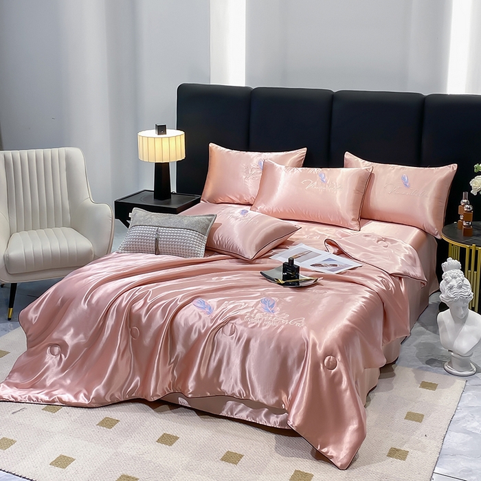 91家纺网 家纺一手货源 找家纺 啊雅家居 2025新款水洗真丝夏被空调被四件套 彩羽-珊瑚粉