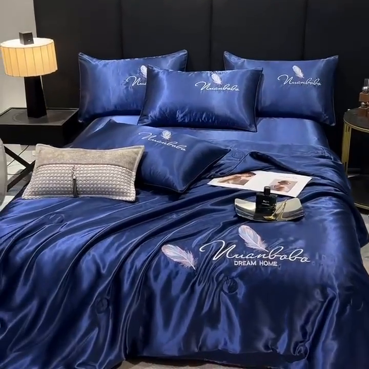 91家纺网 家纺一手货源 找家纺 啊雅家居 2025新款水洗真丝夏被空调被四件套 彩羽-克莱蓝