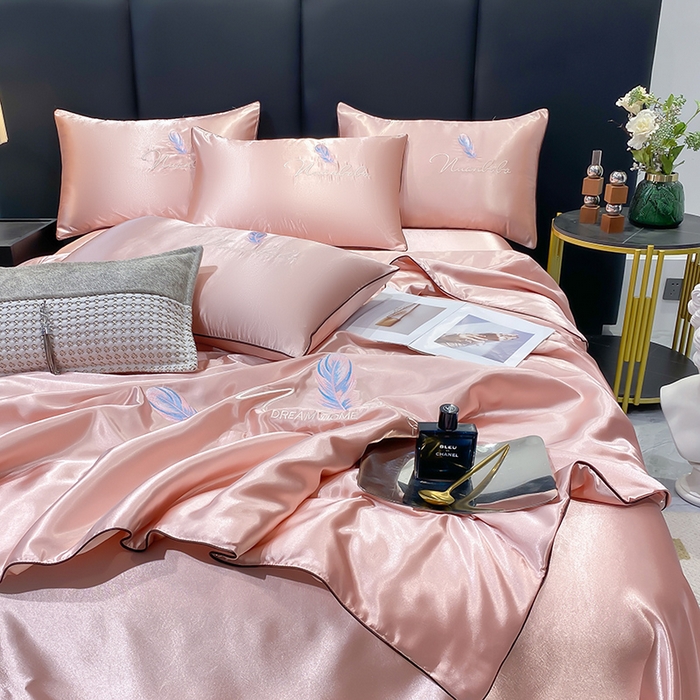 91家纺网 家纺一手货源 找家纺 啊雅家居 2025新款水洗真丝夏被空调被四件套 彩羽-珊瑚粉