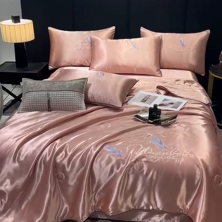 91家纺网 家纺一手货源 找家纺 啊雅家居 2025新款水洗真丝夏被空调被四件套 彩羽-珊瑚粉