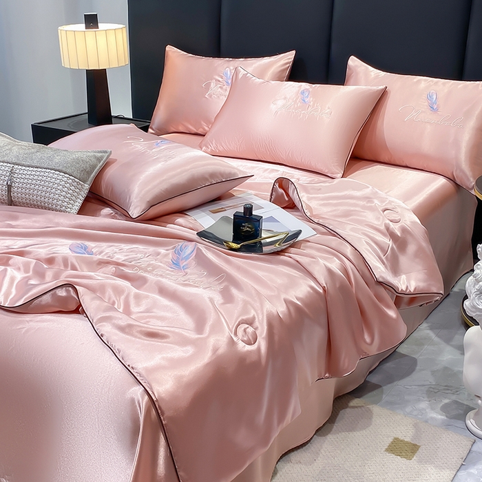 91家纺网 家纺一手货源 找家纺 啊雅家居 2025新款水洗真丝夏被空调被四件套 彩羽-珊瑚粉