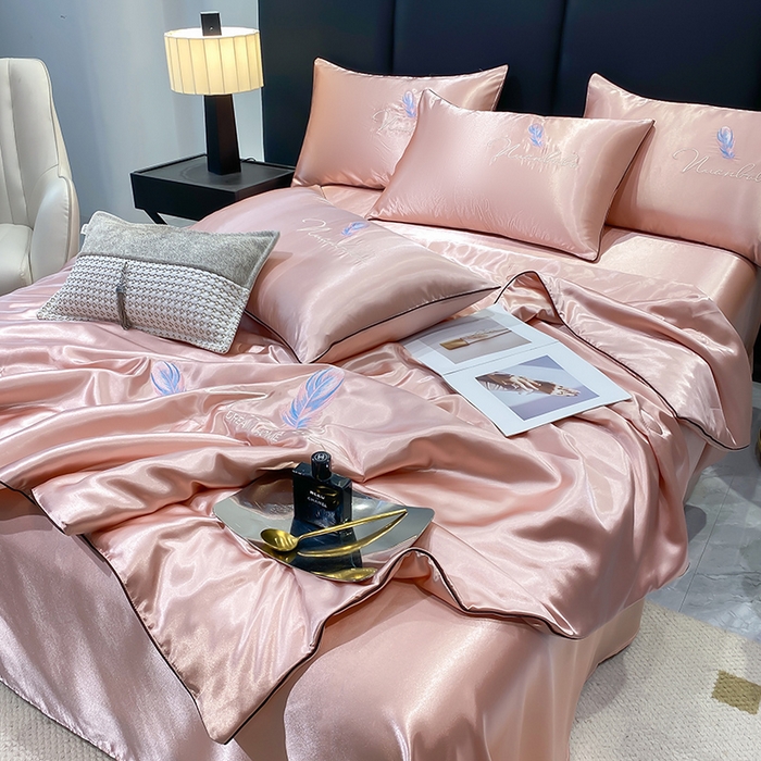 91家纺网 家纺一手货源 找家纺 啊雅家居 2025新款水洗真丝夏被空调被四件套 彩羽-珊瑚粉