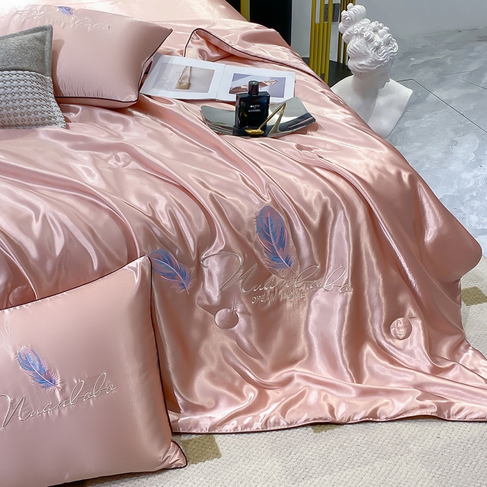 91家纺网 家纺一手货源 找家纺 啊雅家居 2025新款水洗真丝夏被空调被四件套 彩羽-珊瑚粉