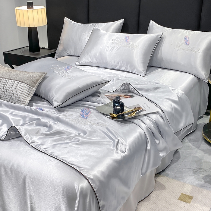 91家纺网 家纺一手货源 找家纺 啊雅家居 2025新款水洗真丝夏被空调被四件套 彩羽-冰川灰