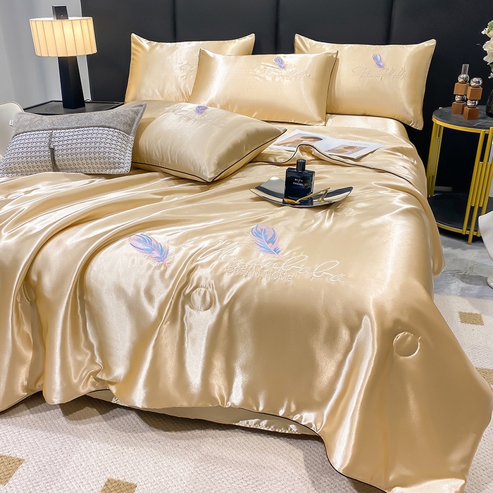 91家纺网 家纺一手货源 找家纺 啊雅家居 2025新款水洗真丝夏被空调被四件套 彩羽-香槟黄